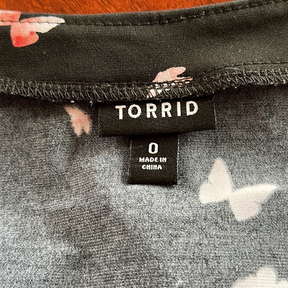 Torrid Butterfly Print Black Dress with Flutter Sleeves Plunge Neckline Size 0 - Picture 4 of 8